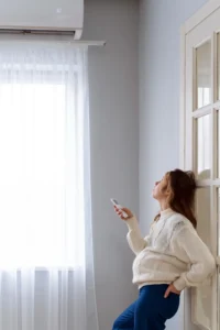 Mulher grávida controlando ar condicionado Piso-Teto